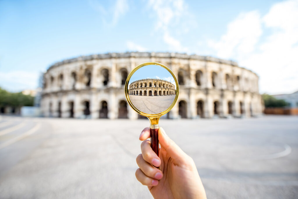 Vue des Arènes de Nîmes à travers une loupe.